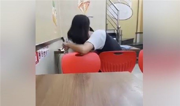 Cặp đôi vô tư sờ soạng, hôn hít nhạy cảm ngay tại cửa hàng tiện ích khiến cộng đồng mạng kịch liệt chỉ trích