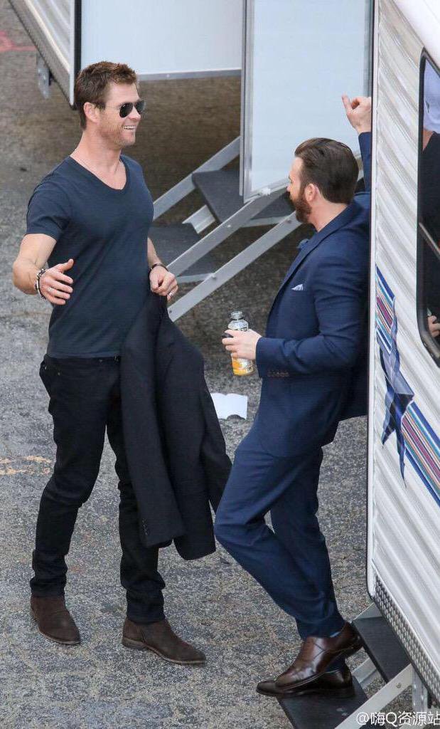 Đẩy thuyền cực mạnh cặp bromance đẹp trai nhất Avengers: Ôm nhau quá tình, nhưng động tác của Captain hơi sai sai?