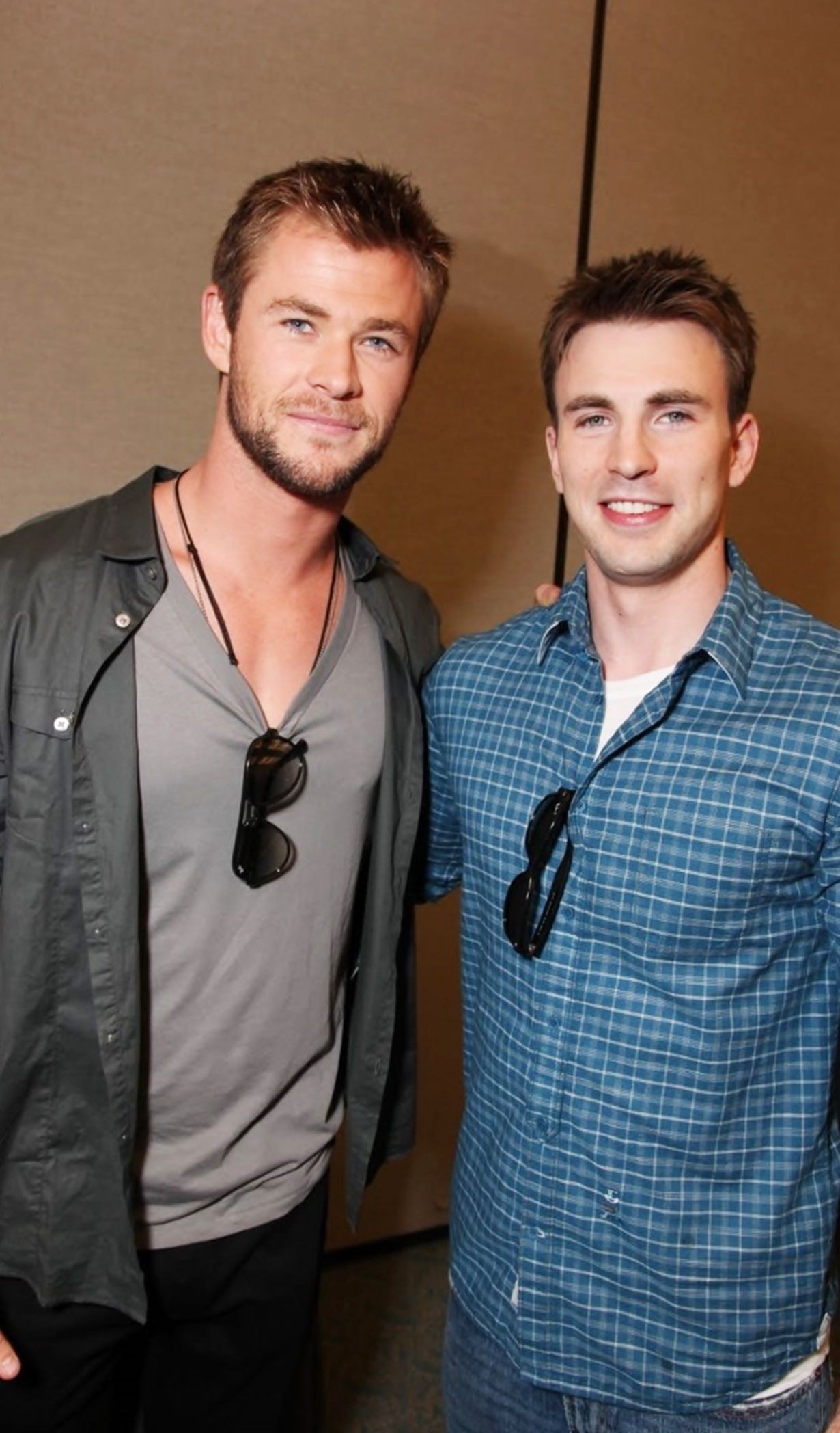 Đẩy thuyền cực mạnh cặp bromance đẹp trai nhất Avengers: Ôm nhau quá tình, nhưng động tác của Captain hơi sai sai?