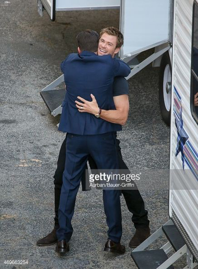 Đẩy thuyền cực mạnh cặp bromance đẹp trai nhất Avengers: Ôm nhau quá tình, nhưng động tác của Captain hơi sai sai? Đẩy thuyền cực mạnh cặp bromance đẹp trai nhất Avengers: Ôm nhau quá tình, nhưng động tác của Captain hơi sai sai?