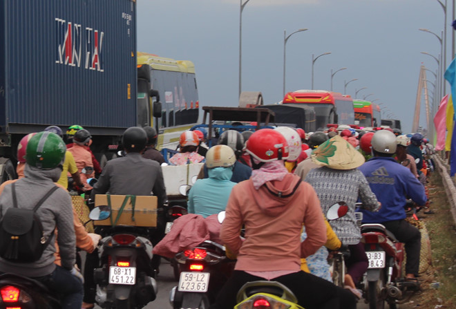 Cầu Rạch Miễu hai lần xả trạm, đường về miền Tây vẫn tắc