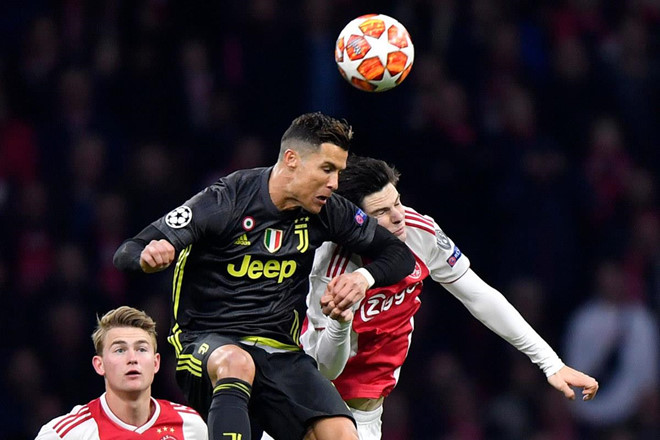 Ronaldo cùng đồng đội bị chế nhạo bằng chai nước rửa hiệu Ajax