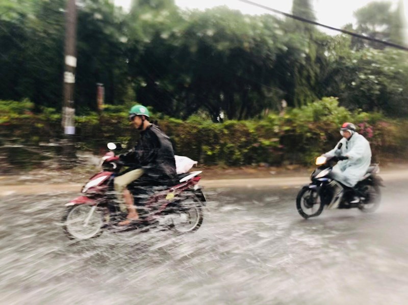 Dân Sài Gòn đón mưa ‘vàng’ giải nhiệt