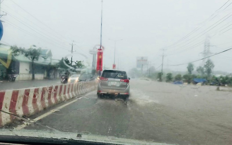 Dân Sài Gòn đón mưa ‘vàng’ giải nhiệt Dân Sài Gòn đón mưa ‘vàng’ giải nhiệt