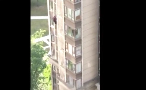 Bị con nhốt trong nhà, cụ bà 84 tuổi tay không leo ra ngoài từ tầng 14