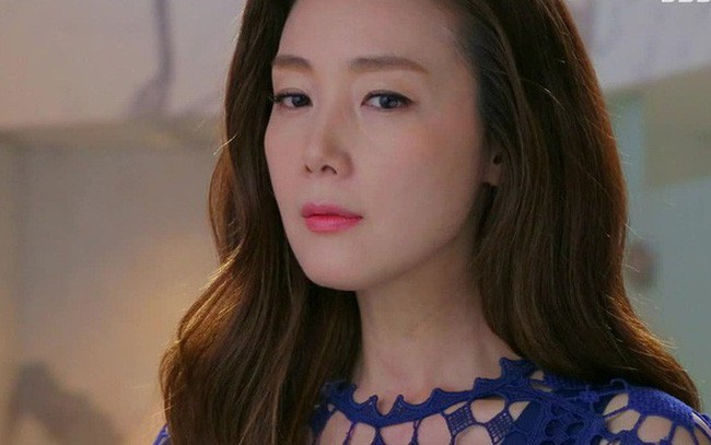 Thấy chồng có nhiều biểu hiện bất thường, vợ tức tốc đi đánh ghen, nhưng khi nhìn mặt tình địch thì khựng ngay lại