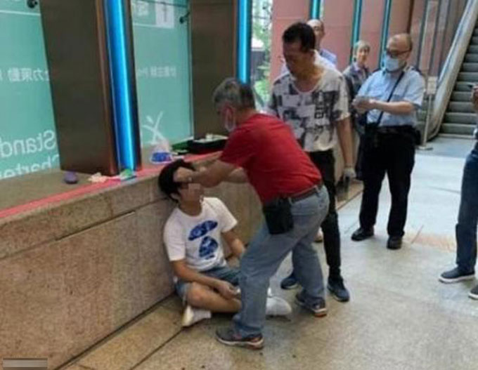 Người đàn ông bị đánh bầm dập vì tiết lộ Hồi kết của Avengers