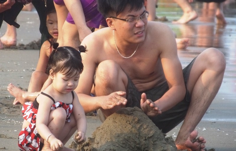 Ngày đầu nghỉ lễ: Biển Sầm Sơn đục ngầu, vạn người vẫn chen nhau tắm