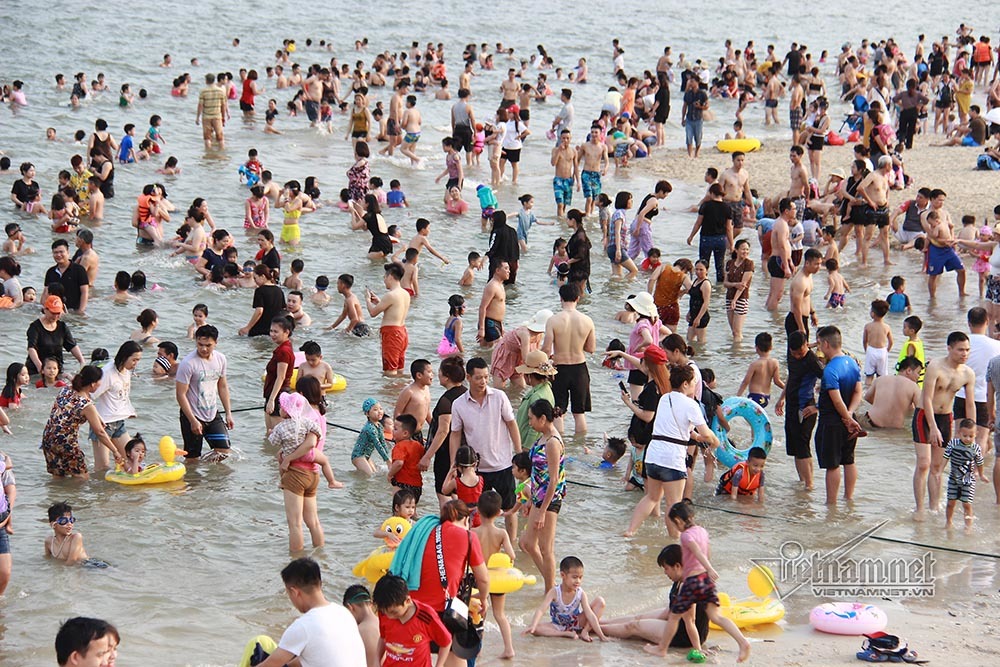 Ngày đầu nghỉ lễ: Biển Sầm Sơn đục ngầu, vạn người vẫn chen nhau tắm