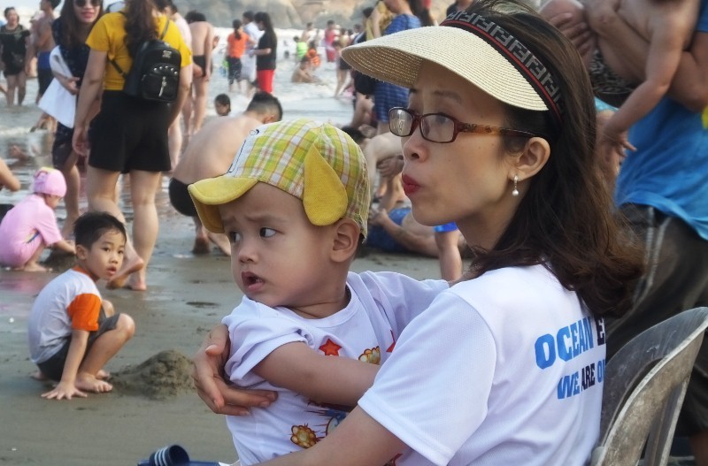 Ngày đầu nghỉ lễ: Biển Sầm Sơn đục ngầu, vạn người vẫn chen nhau tắm