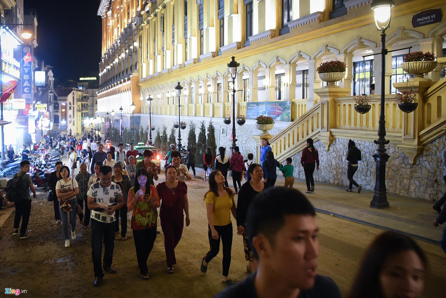 Sa Pa đông nghẹt khách du lịch lúc nửa đêm