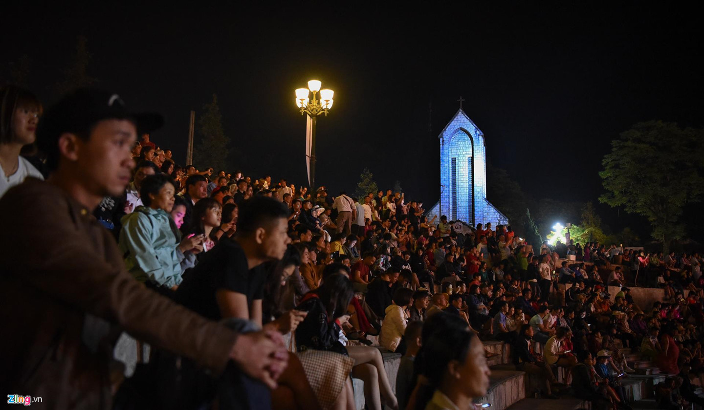 Sa Pa đông nghẹt khách du lịch lúc nửa đêm