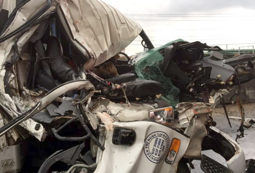 Người dân giải cứu phụ xe kẹt trong cabin sau tai nạn liên hoàn