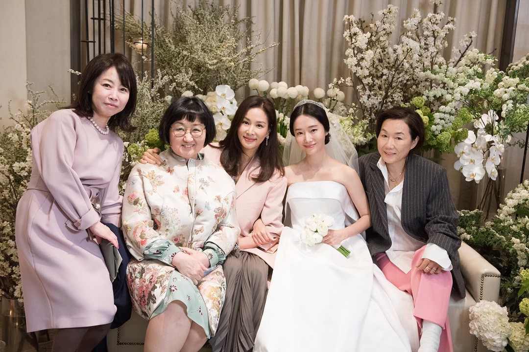 Bộ ảnh hậu trường cưới khủng nhất lịch sử Kbiz: Son Ye Jin và mỹ nhân Vườn sao băng đọ sắc, còn có cả idol nhà YG