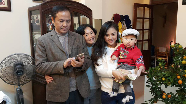 My Sói Thu Quỳnh khoe ảnh ngày bé, nào ngờ dân tình lại chỉ chú ý đến người mẹ xinh như hoa khôi của cô