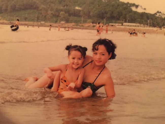 My Sói Thu Quỳnh khoe ảnh ngày bé, nào ngờ dân tình lại chỉ chú ý đến người mẹ xinh như hoa khôi của cô