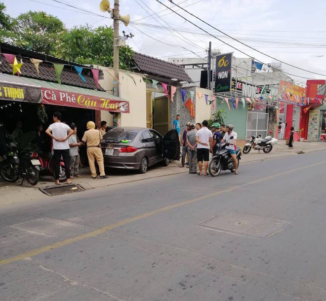 Tài xế nằm sùi bọt mép trong xe sau khi gây tai nạn ở Sài Gòn, nghi phê ma tuý