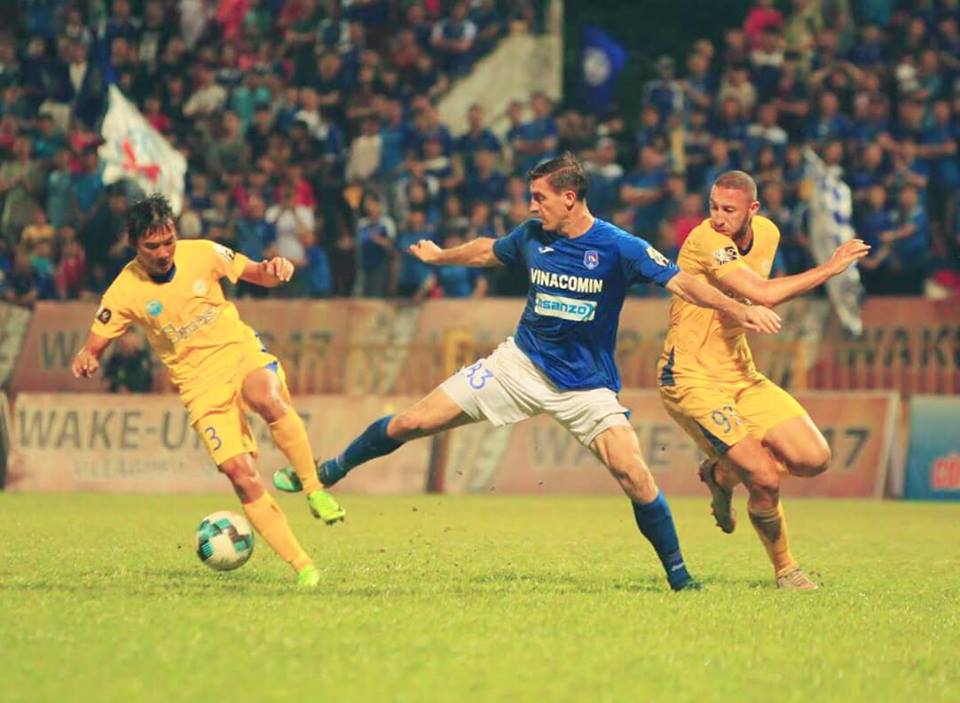 Mạc Hồng Quân lại khiến đối phương dính thẻ đỏ, Than Quảng Ninh ngược dòng ngoạn mục trước Khánh Hòa