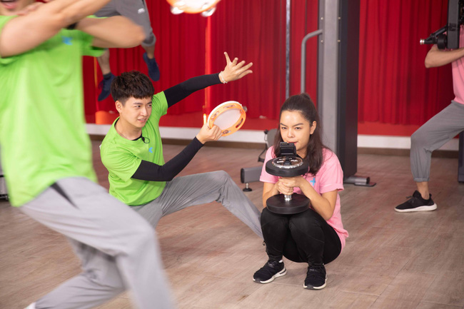 Running Man: Xé bảng tên đến mức trật chân đi không được, chưa bao giờ thấy hình ảnh te tua này của Phạm Quỳnh Anh