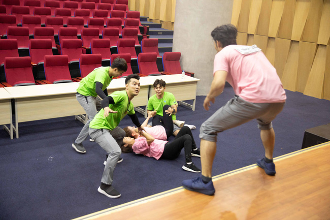 Running Man: Xé bảng tên đến mức trật chân đi không được, chưa bao giờ thấy hình ảnh te tua này của Phạm Quỳnh Anh