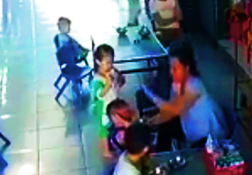 Bảo mẫu ở Long An bị đình chỉ dạy vì đánh trẻ khi đút cơm