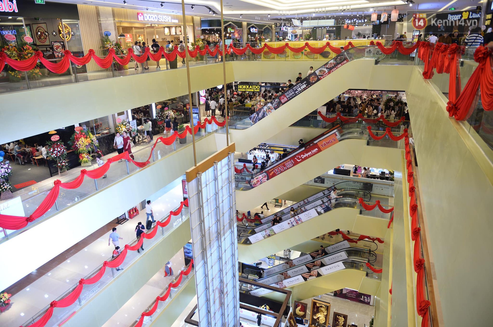 Khu vui chơi, trung tâm thương mại, rạp phim ở Thủ đô đông đúc trong ngày đầu nghỉ lễ