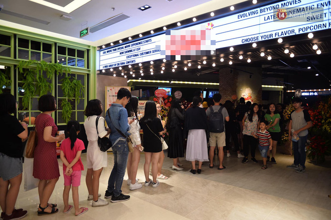 Khu vui chơi, trung tâm thương mại, rạp phim ở Thủ đô đông đúc trong ngày đầu nghỉ lễ