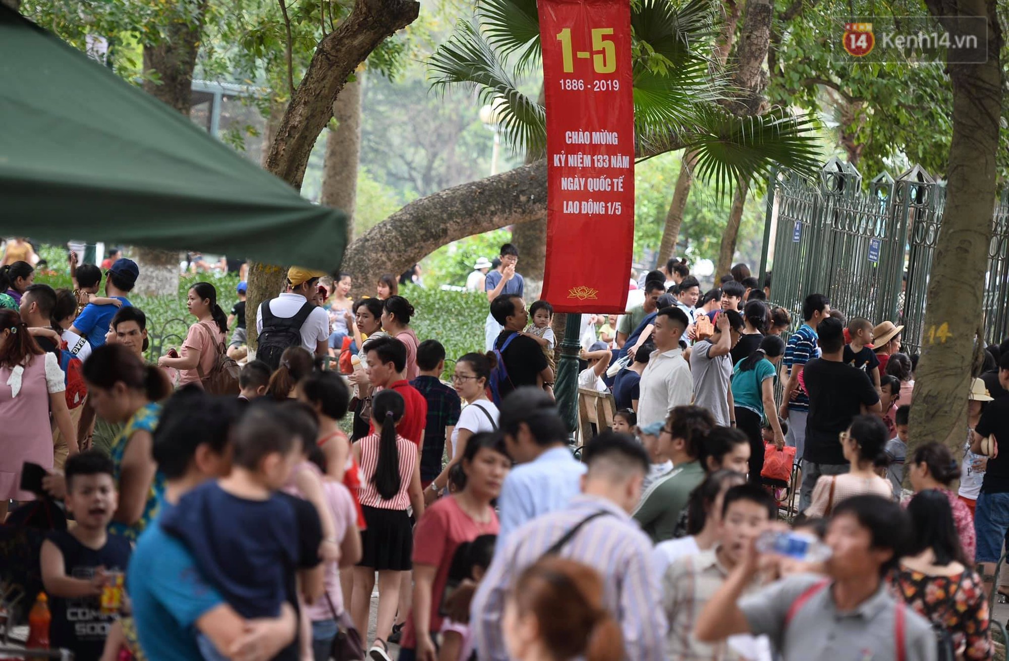 Khu vui chơi, trung tâm thương mại, rạp phim ở Thủ đô đông đúc trong ngày đầu nghỉ lễ