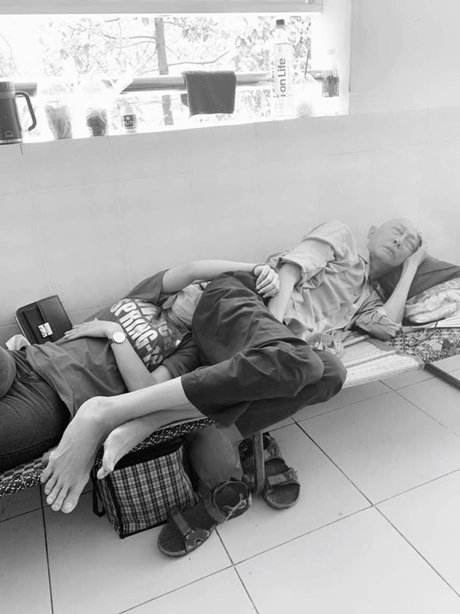 Trước giờ bị chuyển sang cấp cứu tại phòng hồi sức tích cực, nghệ sĩ Lê Bình vẫn đủ sức lớn tiếng dọa nạt để bảo vệ con gái 20 tuổi