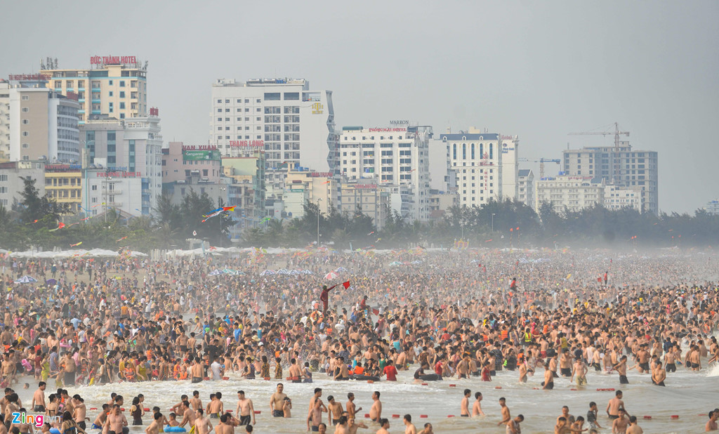 Bãi biển Sầm Sơn đặc kín người ngày nghỉ lễ
