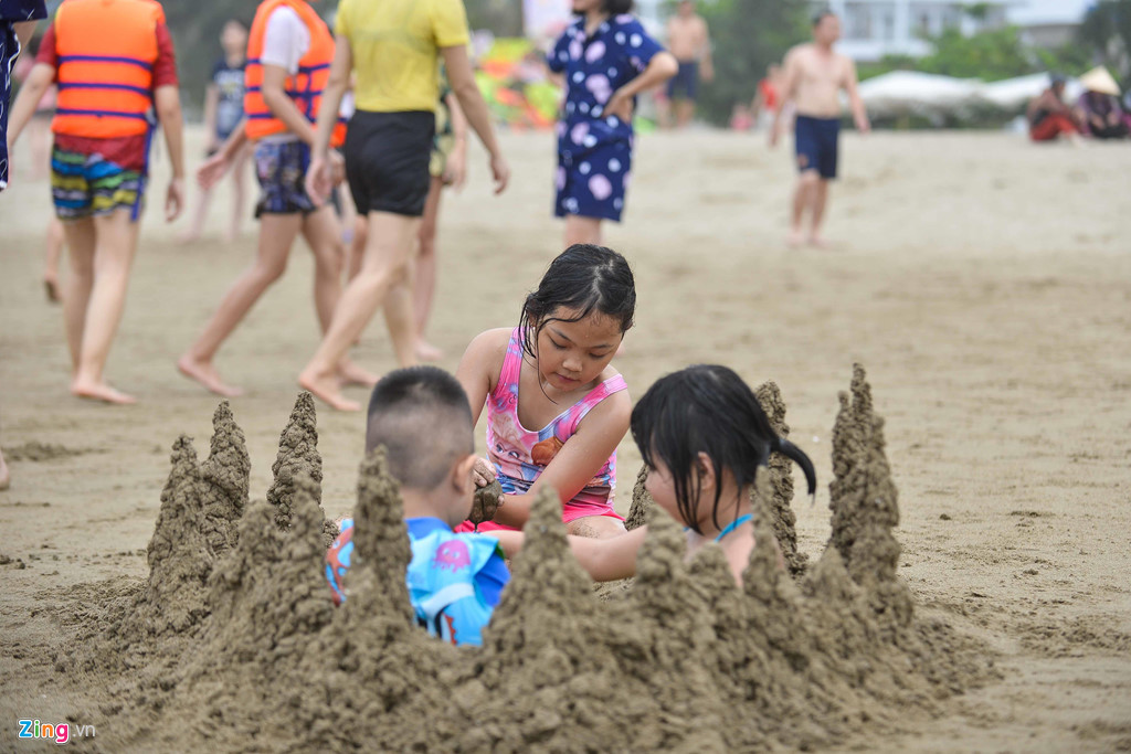 Bãi biển Sầm Sơn đặc kín người ngày nghỉ lễ