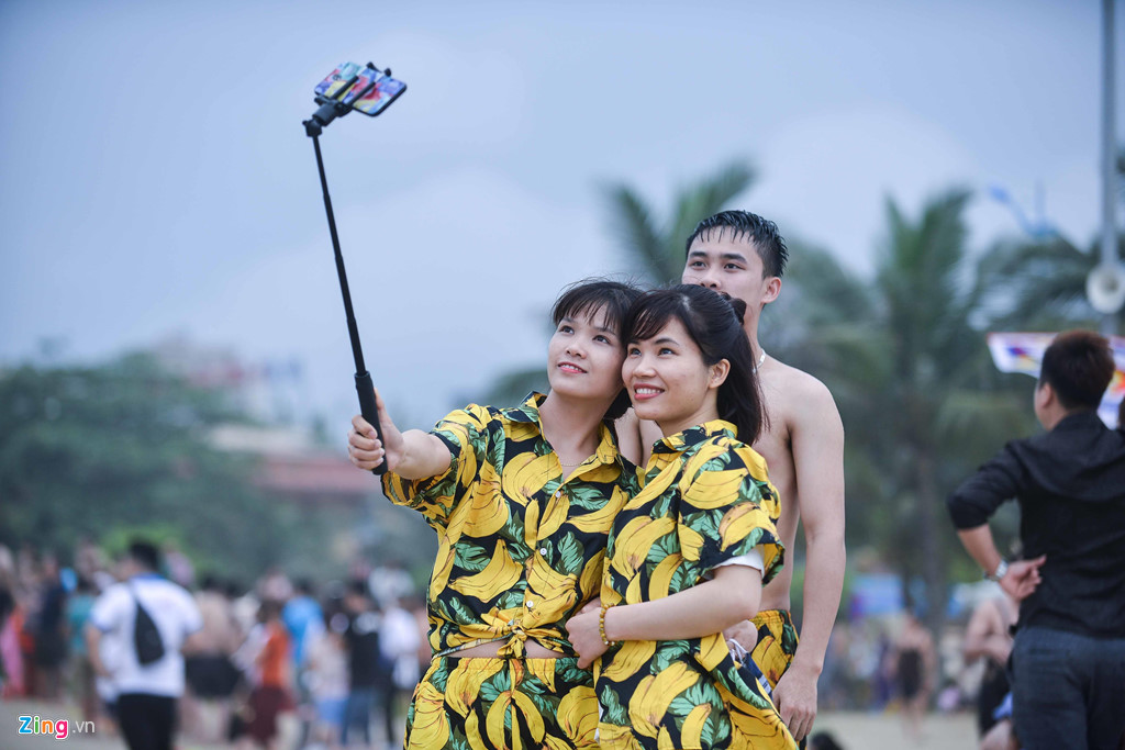 Bãi biển Sầm Sơn đặc kín người ngày nghỉ lễ