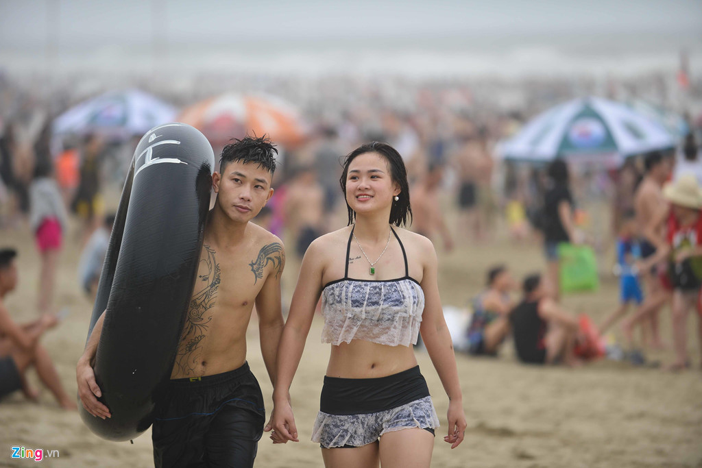 Bãi biển Sầm Sơn đặc kín người ngày nghỉ lễ