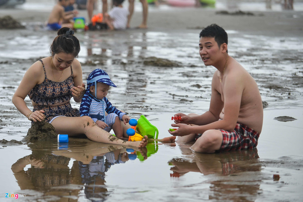Bãi biển Sầm Sơn đặc kín người ngày nghỉ lễ