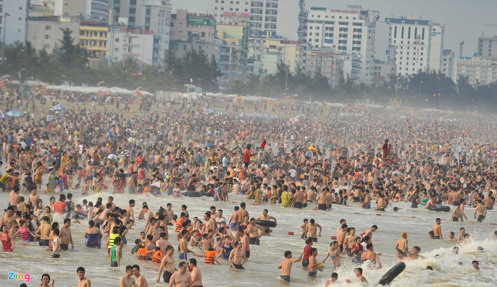 Bãi biển Sầm Sơn đặc kín người ngày nghỉ lễ