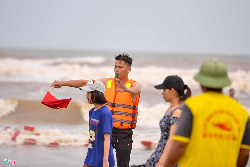 Bãi biển Sầm Sơn đặc kín người ngày nghỉ lễ