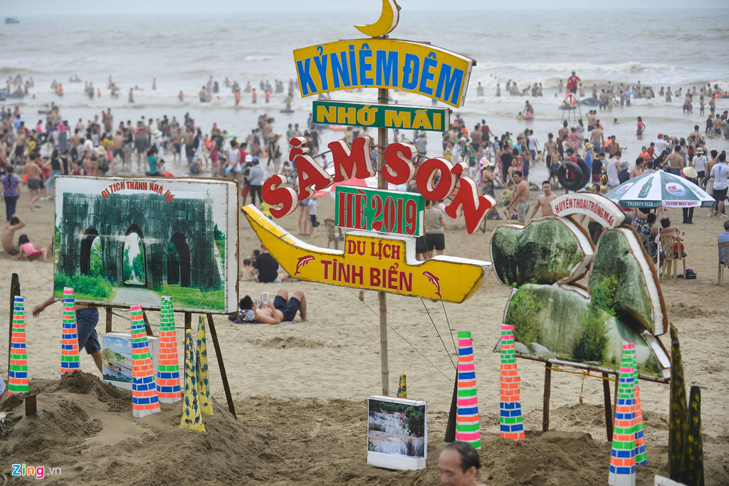 Bãi biển Sầm Sơn đặc kín người ngày nghỉ lễ