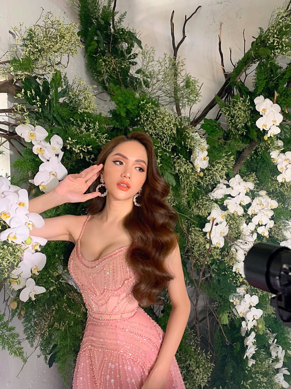 Hương Giang đụng váy với Hari Won: Nhờ vòng 1 nảy nở mà hai chị em cùng chặt đẹp Hòa Minzy về độ gợi cảm