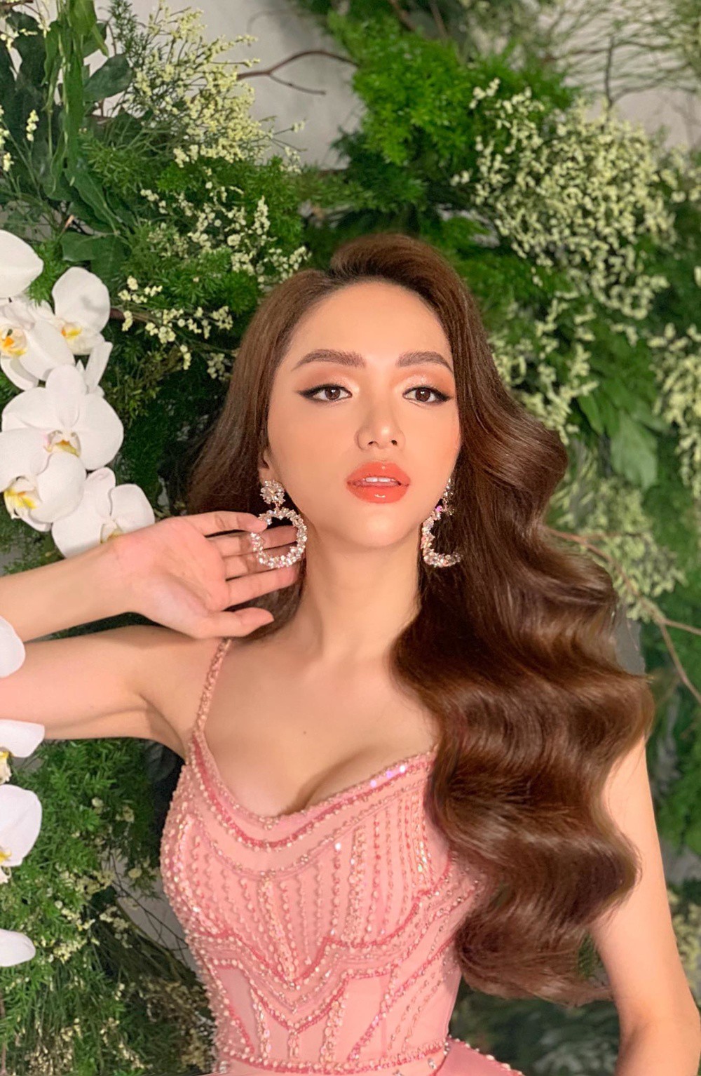 Hương Giang đụng váy với Hari Won: Nhờ vòng 1 nảy nở mà hai chị em cùng chặt đẹp Hòa Minzy về độ gợi cảm