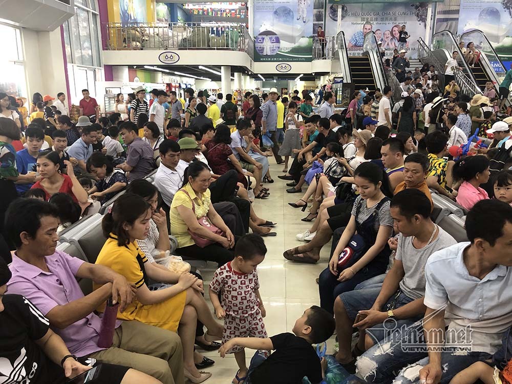 Du khách bơ phờ chen lấn mua vé lên tàu ra vịnh Hạ Long