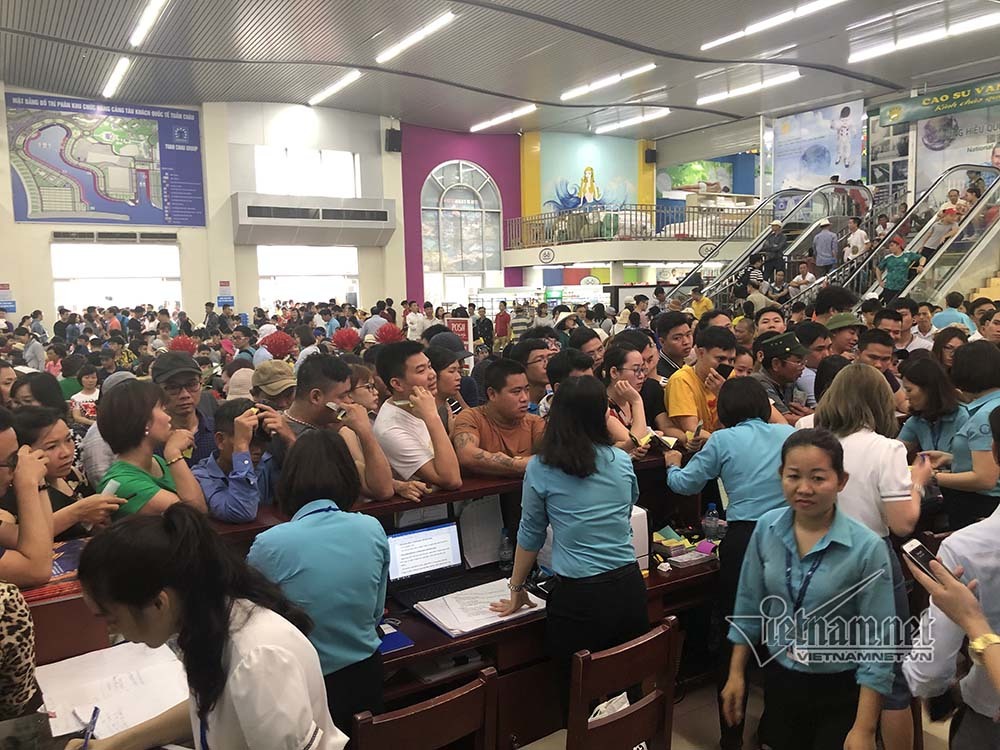 Du khách bơ phờ chen lấn mua vé lên tàu ra vịnh Hạ Long