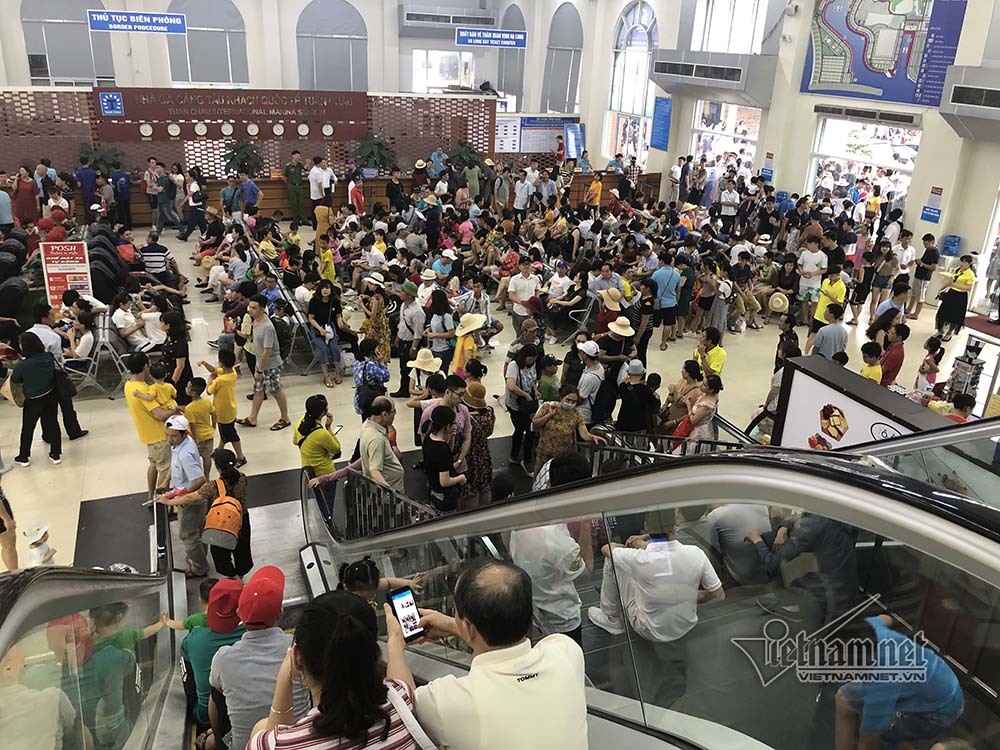 Du khách bơ phờ chen lấn mua vé lên tàu ra vịnh Hạ Long