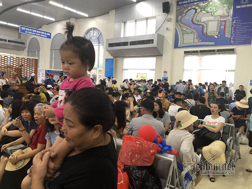 Du khách bơ phờ chen lấn mua vé lên tàu ra vịnh Hạ Long