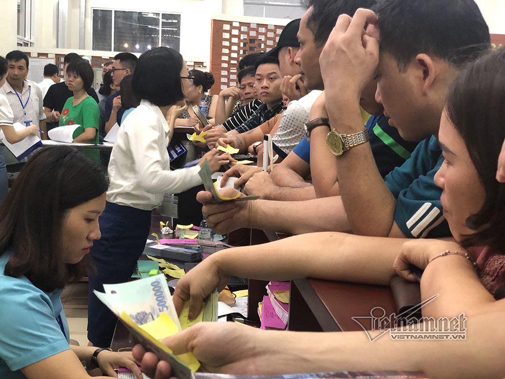 Du khách bơ phờ chen lấn mua vé lên tàu ra vịnh Hạ Long