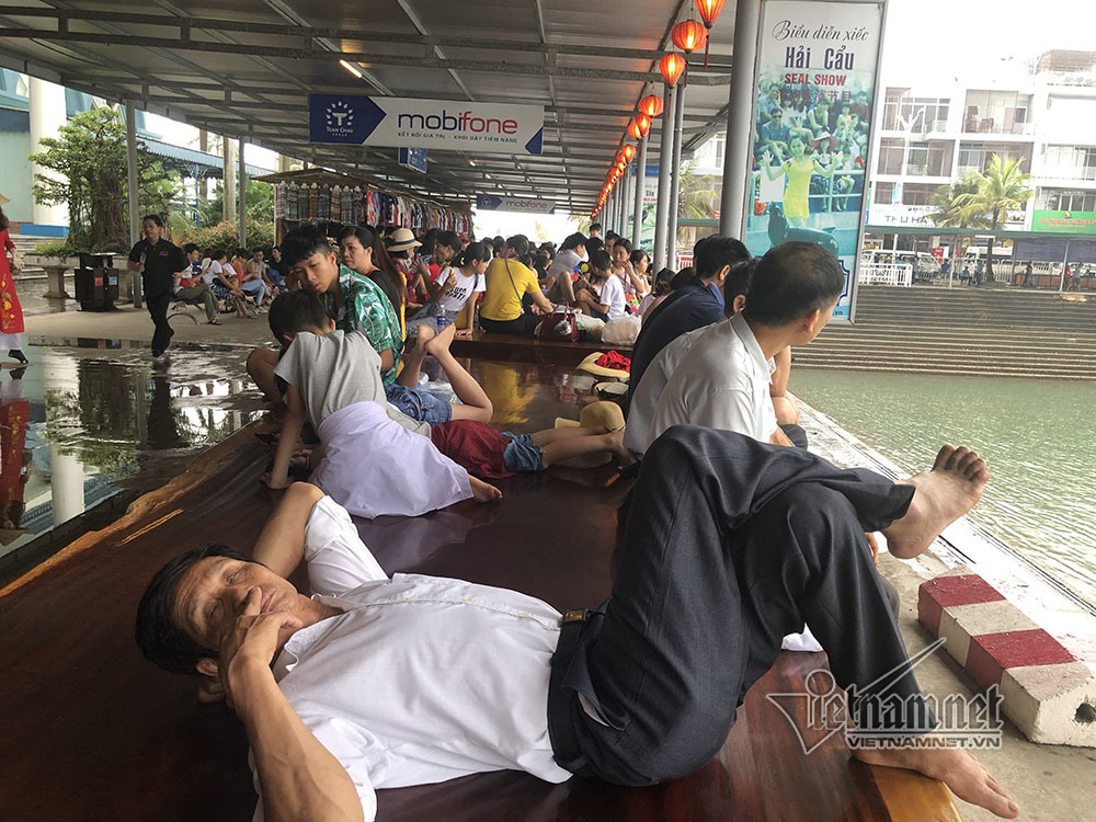 Du khách bơ phờ chen lấn mua vé lên tàu ra vịnh Hạ Long