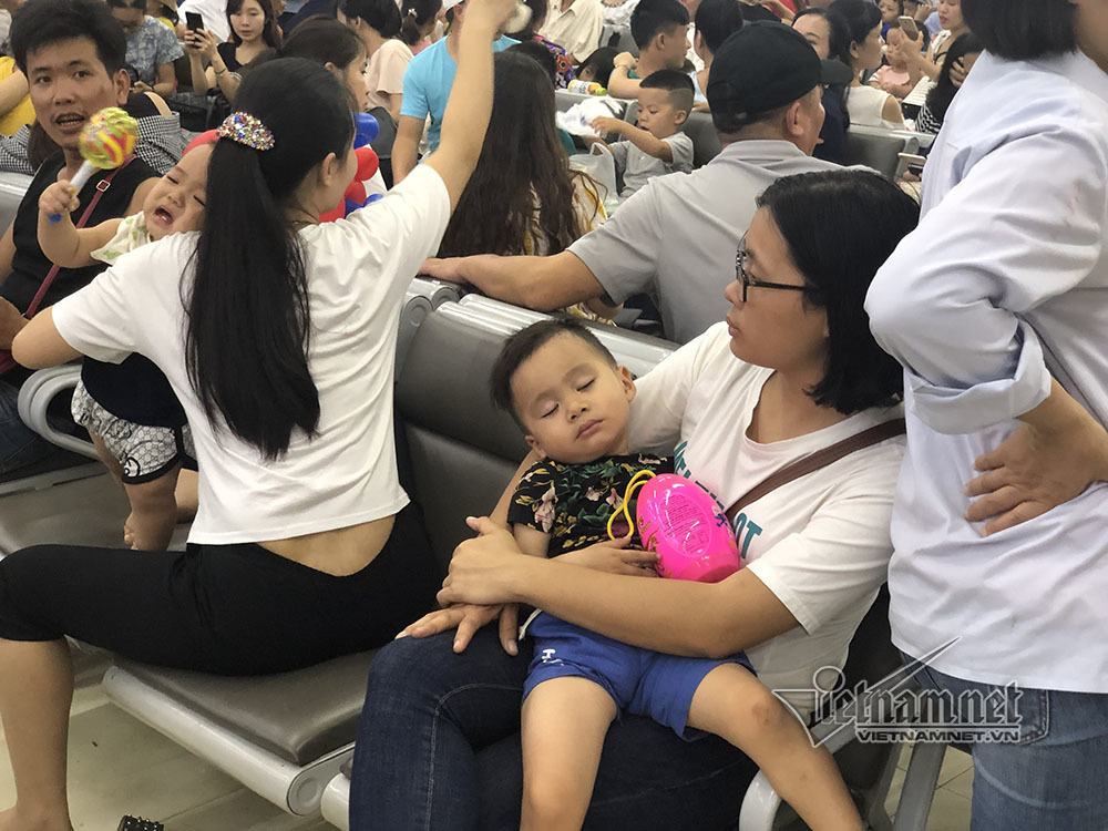 Du khách bơ phờ chen lấn mua vé lên tàu ra vịnh Hạ Long