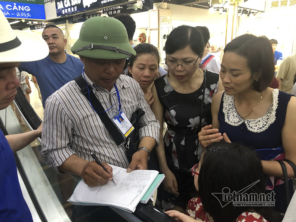 Du khách bơ phờ chen lấn mua vé lên tàu ra vịnh Hạ Long