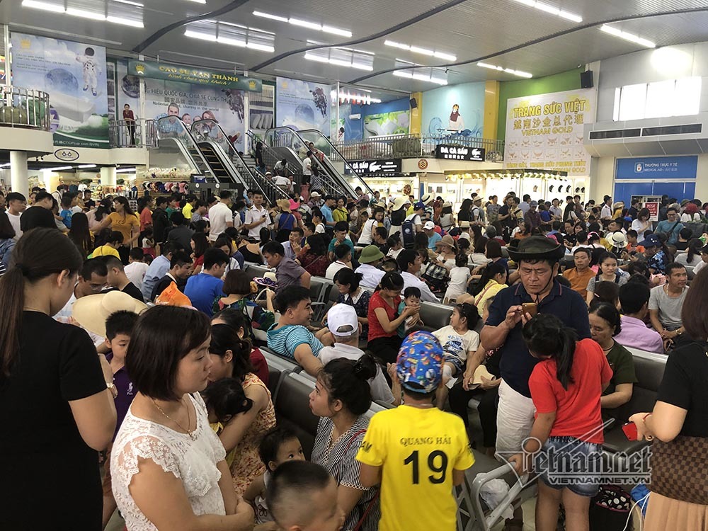 Du khách bơ phờ chen lấn mua vé lên tàu ra vịnh Hạ Long