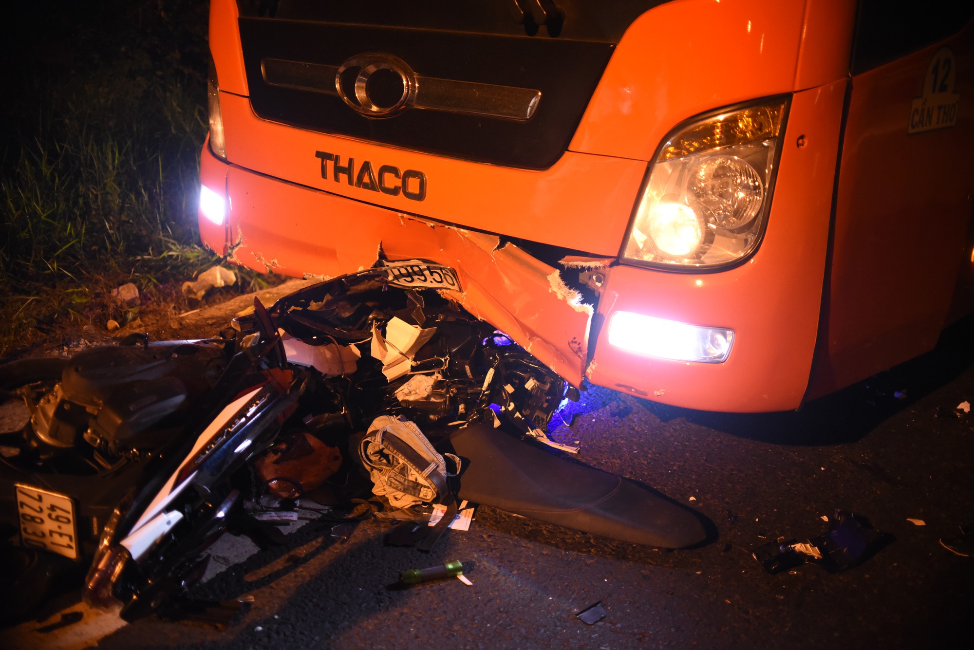 Xe máy tông trực diện vào xe khách khi đang đổ đèo, 2 người thương vong