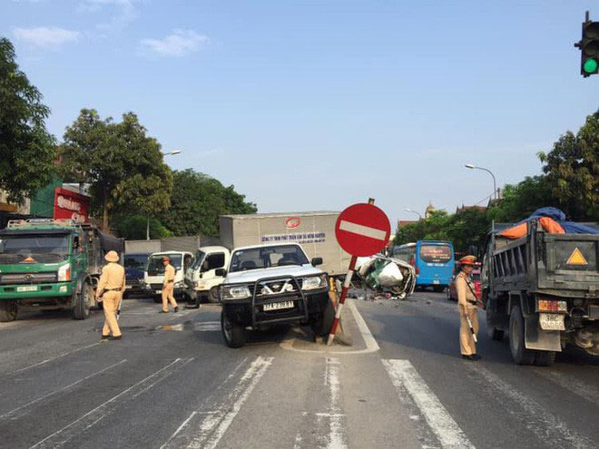 Video: Khoảnh khắc container đâm văng ô tô qua dải phân cách, gây tai nạn liên hoàn ở Hà Tĩnh
